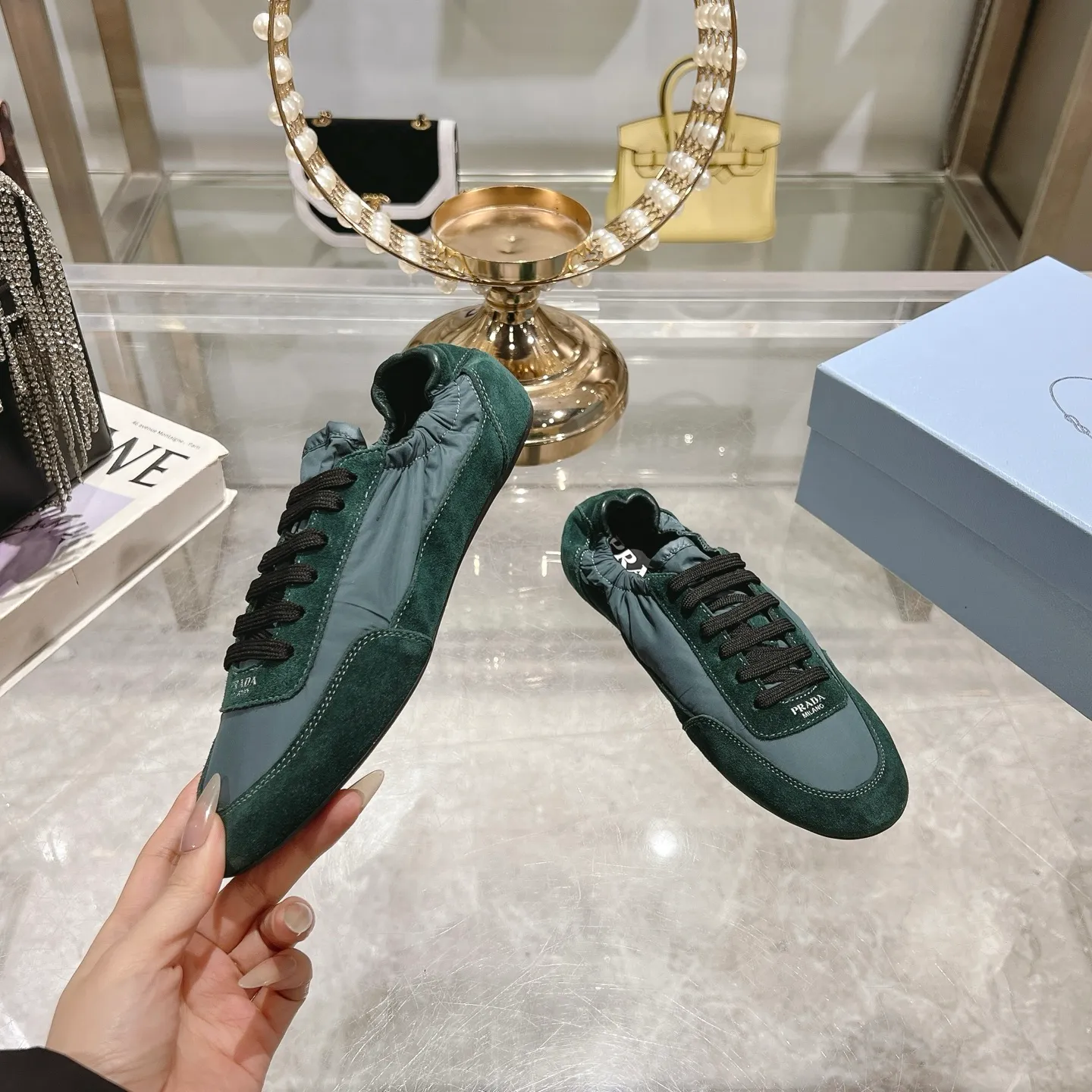 👟👟Ex-factory price 520👟👟Men's size +10 Couple style🎆Prada's new moral training shoes. The upper is suede with texture, and the inner sheepskin is wrapped. It is soft and waxy🎆The insole is thickened with lambskin. It is extremely comfortable to step on, has a sense of support, and feels well wrapped. The shoe shape is full of wrapping, light and easy to wear. A practical casual shoe that makes your legs appear taller! White is clean and refreshing, needed all year round, and can be easily worn with skirts and pants. Upper: imported suede/original molded fabric. Lining: sheepskin. Outsole: rubber outsole! Code number: 35-41 Color: burgundy blue brown green dark green yellow black red gray 9 colors available